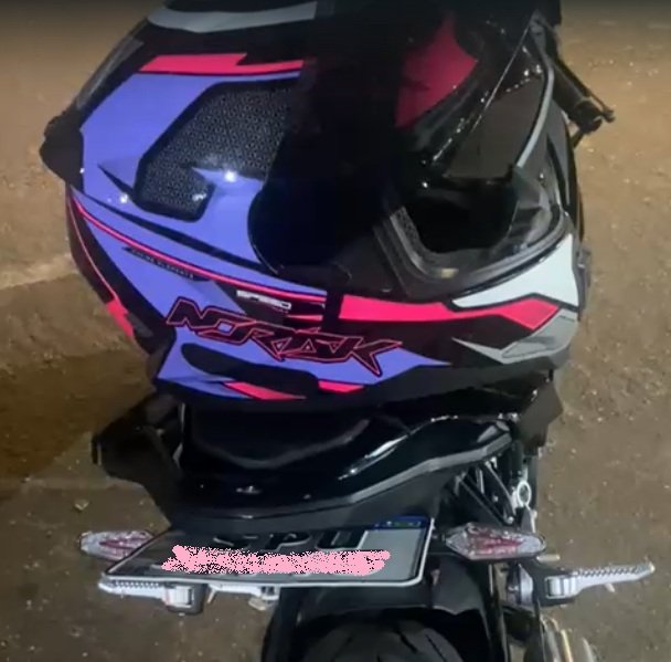 Motociclista é Flagrado com ‘Placa Mágica’ em BMW na Vila Aurora, Rondonópolis; Veículo é Apreendido e Condutor Levado à Delegacia