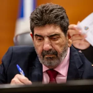 Nova Lei Estadual, de autoria do Dr. João, autoriza uso de Inteligência Artificial para identificar sinais de depressão e risco de suicídio nas redes sociais