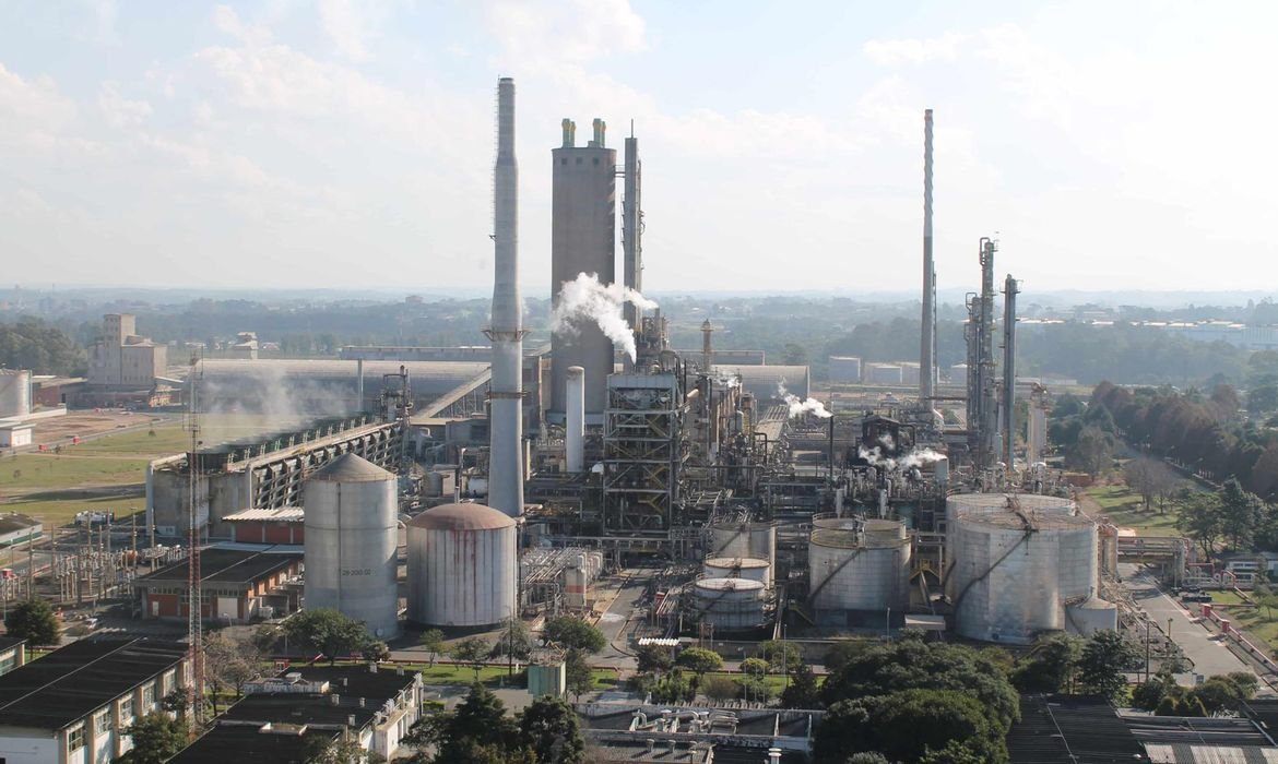 dia de ureia e 2.200 toneladas por dia de amônia , das quais 180 toneladas são e