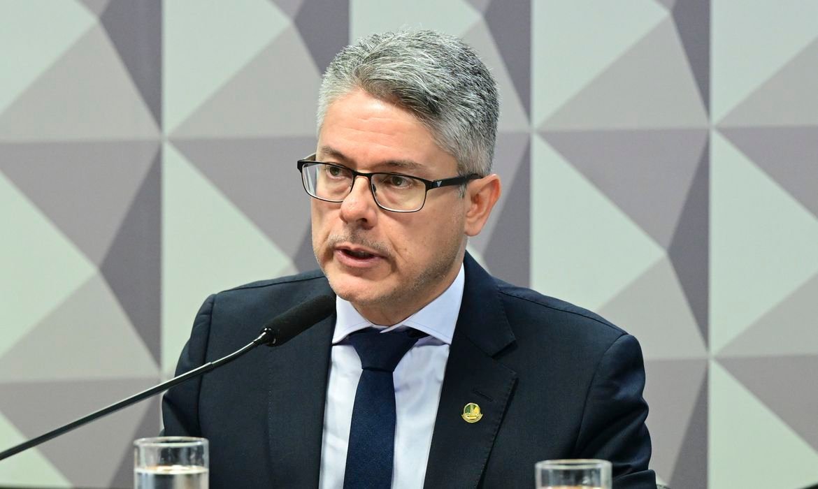 decisão da Presidência da República e posterior aprovação do Congresso Nacional