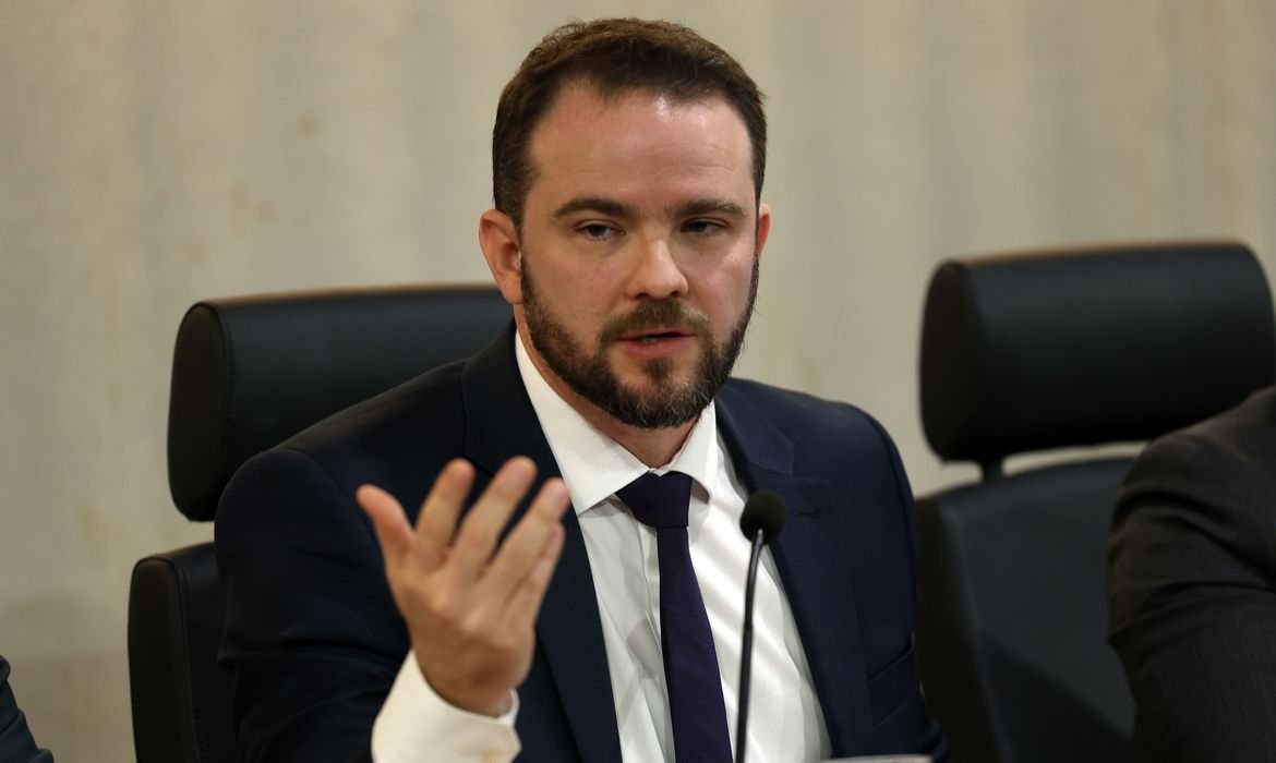 instituições financeiras internacionais, a emissão foi estruturada em três papéi