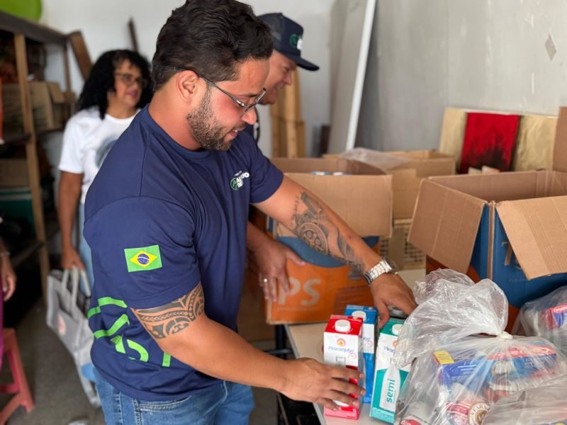 Vereador Alikson Reis entrega mais de 500 litros de leite arrecadados em corrida solidária