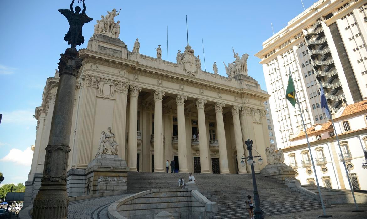 ém, entendeu que as irregularidades apontadas pelo deputado dizem respeito a reg