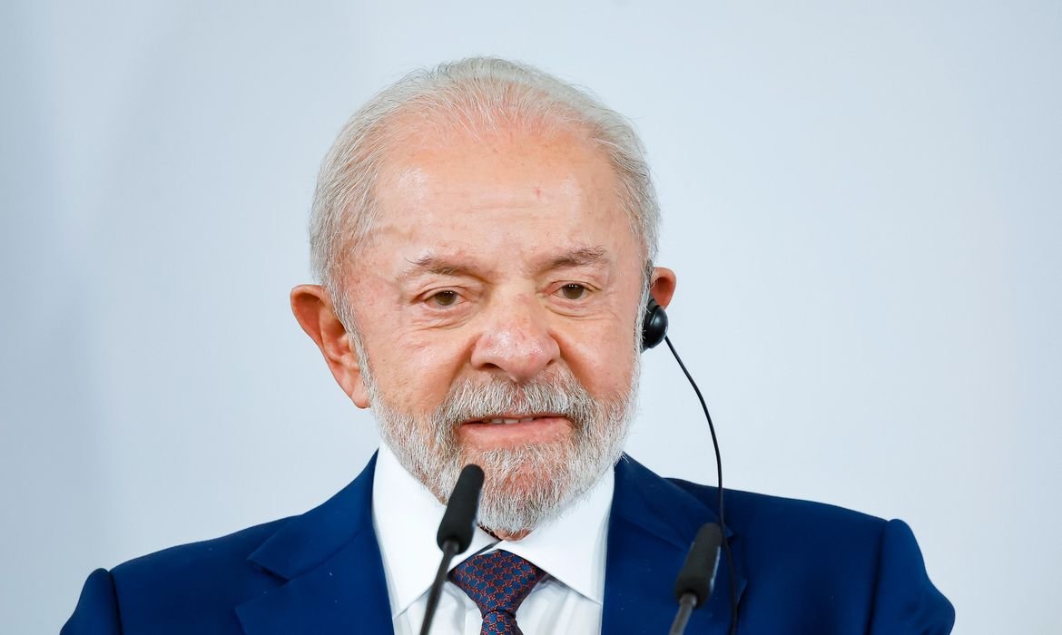 irresponsabilidade das guerras, diz Lula. Ainda neste domingo, Lula deve se reun