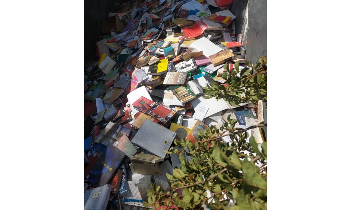 Osasco descarta livros de biblioteca pública e gera polêmica nas redes sociais