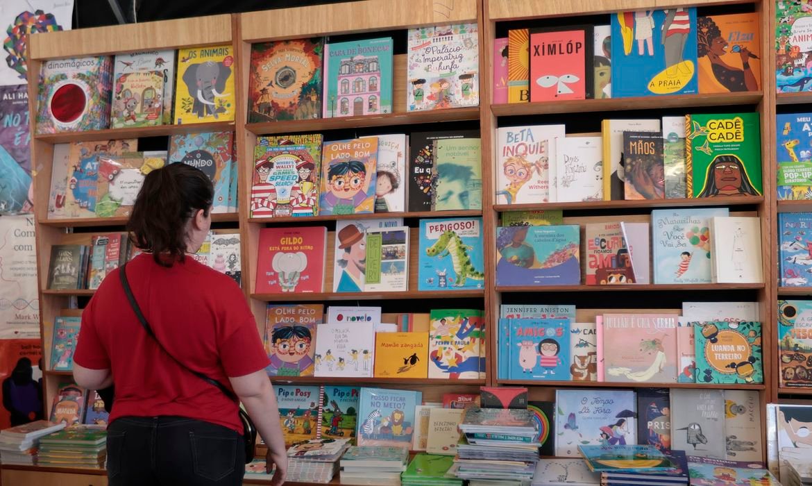 Início do Plano Nacional do Livro e da Leitura 2026-2036 traz novas metas de incentivo à leitura