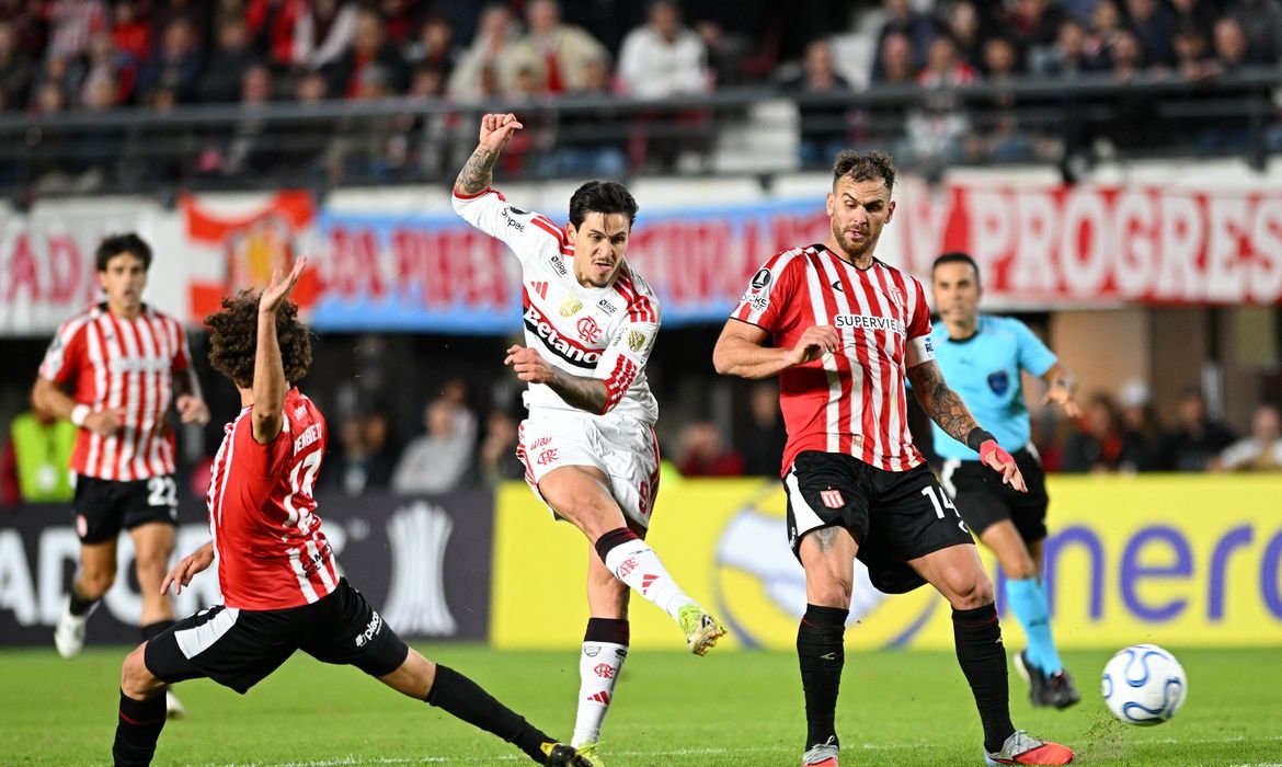 Flamengo empata com Estudiantes na Argentina e mantém liderança na Libertadores