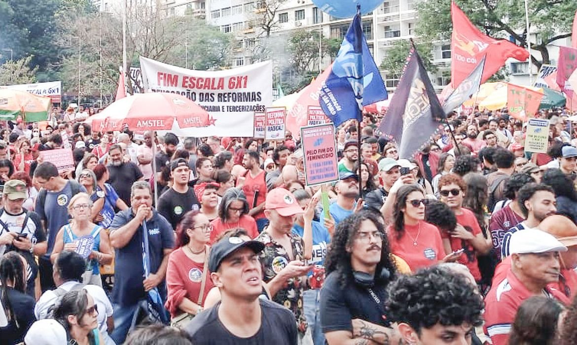 Movimento em São Paulo clama pelo fim da escala 6x1 e ações contra feminicídio