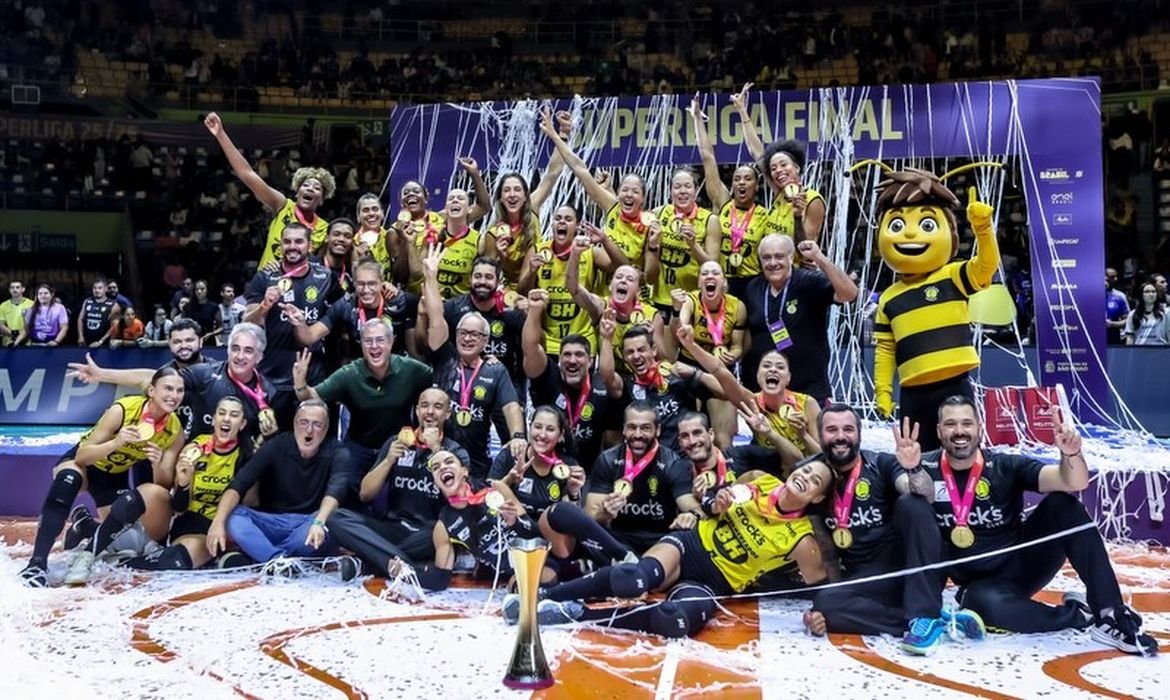 Praia Clube conquista título da Superliga Feminina de vôlei após vitória sobre Minas