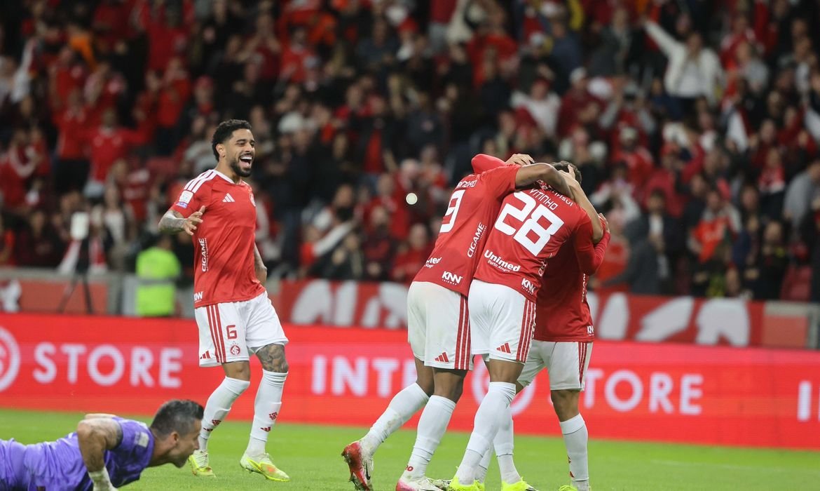 Internacional vence Fluminense e se afasta da zona de rebaixamento no Brasileirão