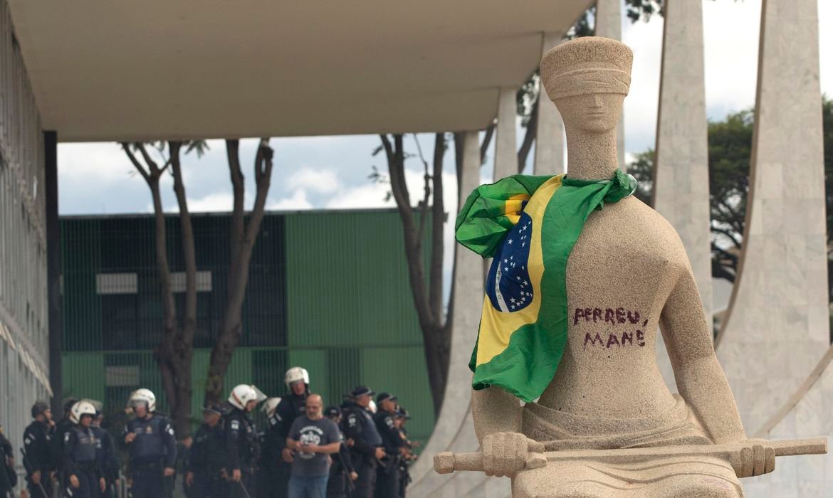 Moraes nega pedido de revisão da pena de Débora do Batom, condenada pelos atos de 8 de janeiro