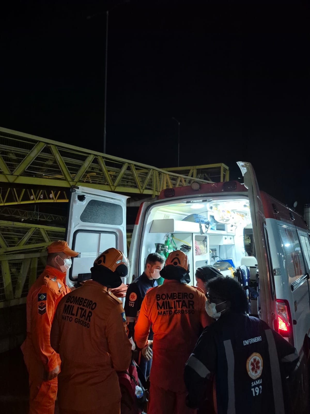 Bombeiros evitam tragédia em Rondonópolis ao socorrer mulher em passarela da Br-364