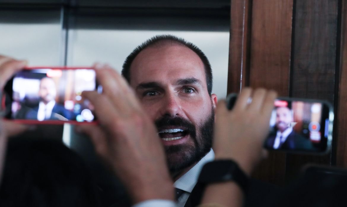 PGR solicita ao STF condenação de Eduardo Bolsonaro por coação em processo judicial