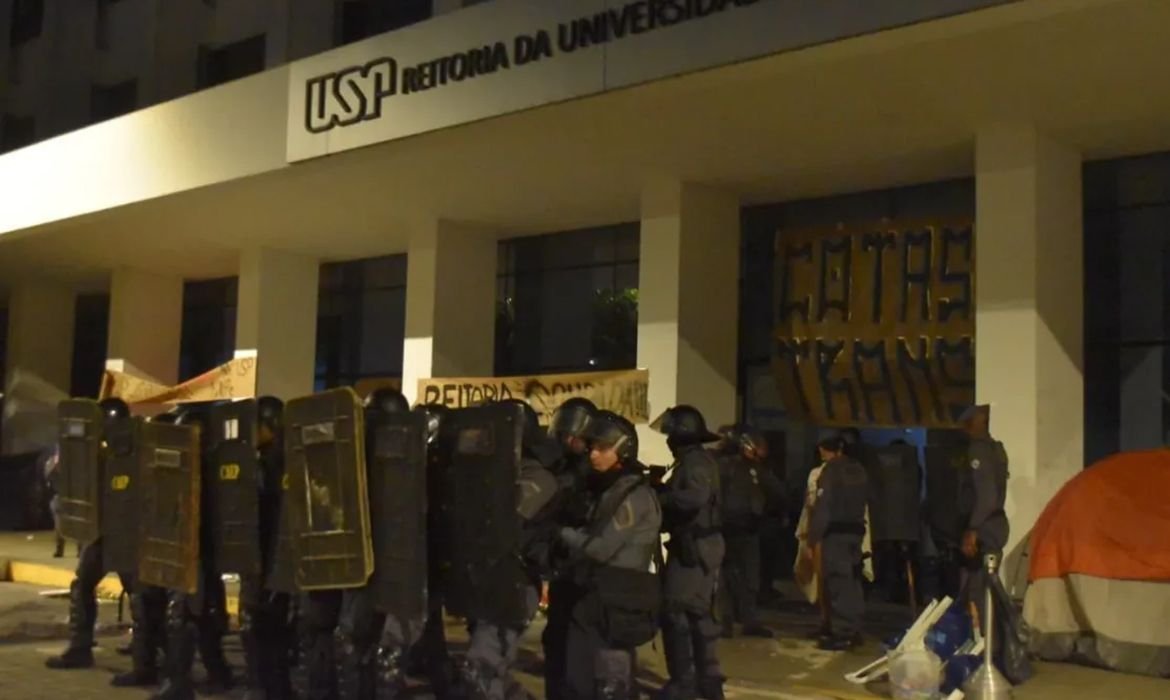 Conflito entre vereadores e universitários marca ato em São Paulo