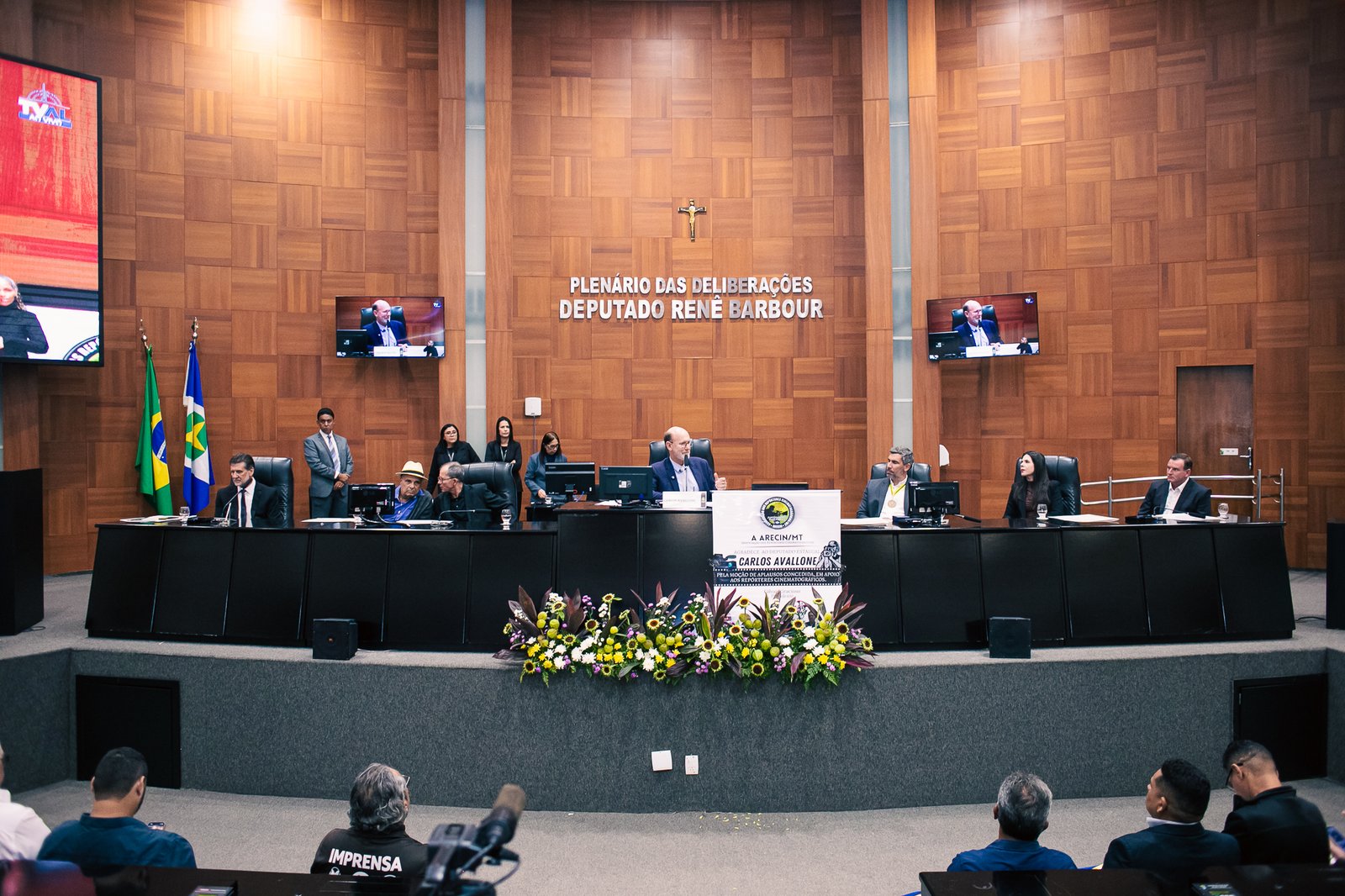 Assembleia Legislativa DE Mato Grosso homenageia empresários e cinegrafistas locais