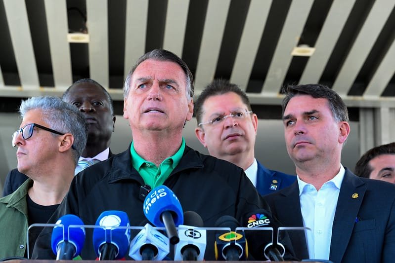 Defesa de Jair Bolsonaro solicita redução de pena após condenação por tentativa de golpe