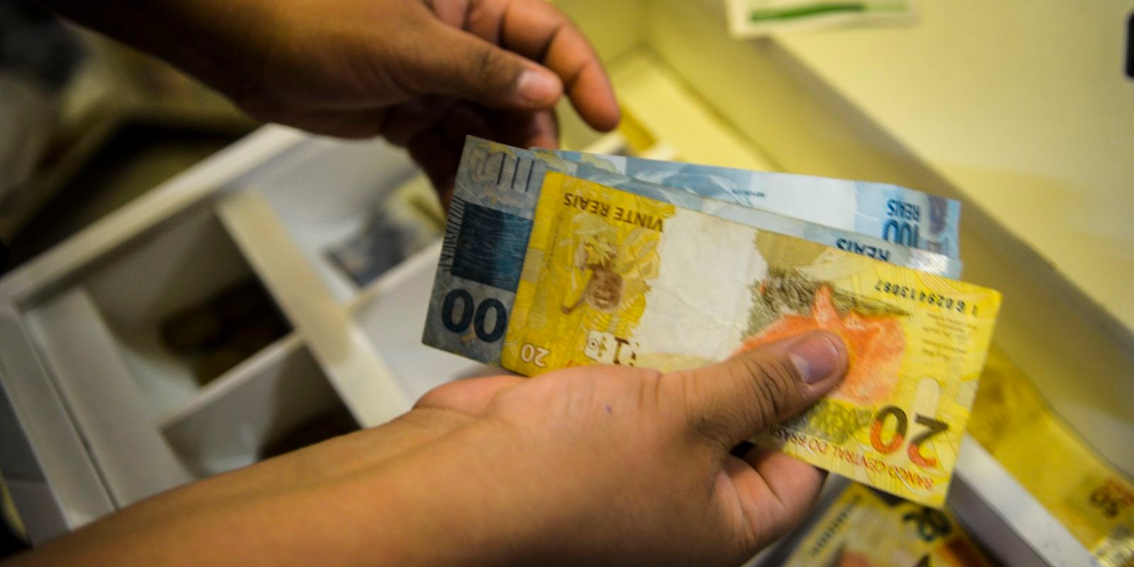 Rendimento do trabalhador atinge recorde no Distrito Federal e em 15 estados