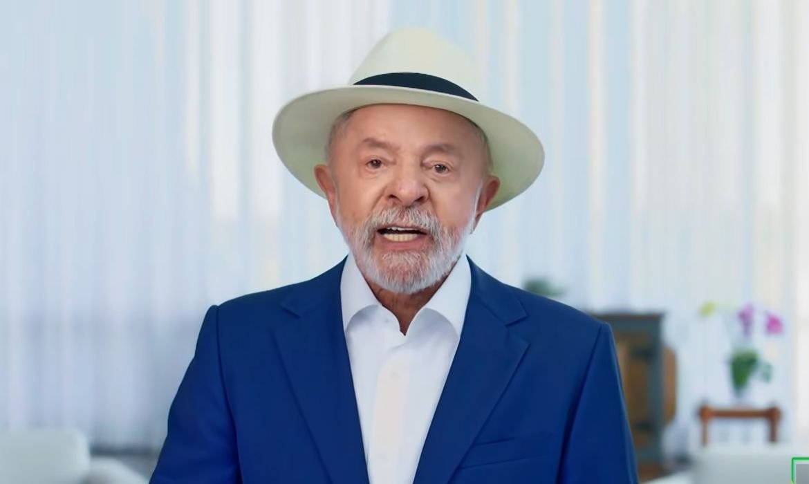 Lula classifica relação entre Flávio Bolsonaro e banqueiro como caso de polícia
