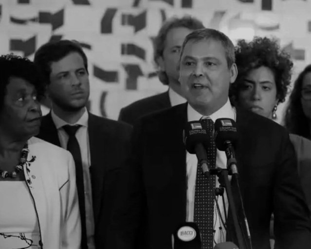 Pressão aumenta após ataques a Flávio Bolsonaro e CPMI do Banco Master segue sem assinaturas