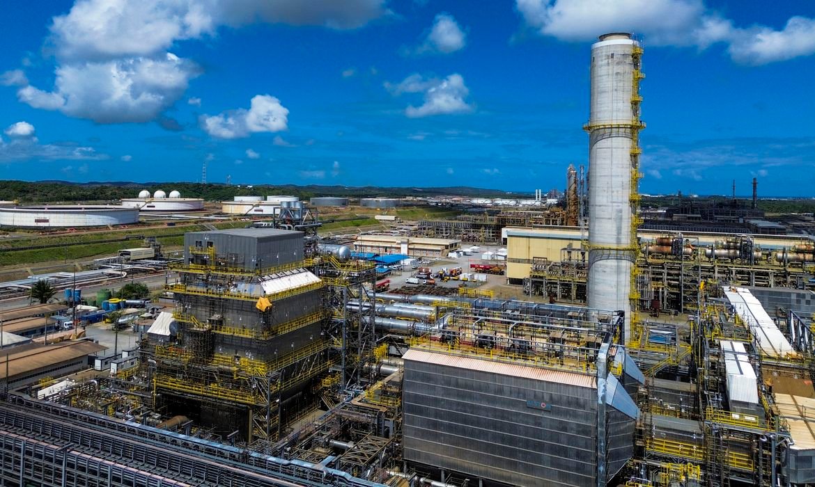Petrobras aumenta produção em refinarias, superando 100% da capacidade