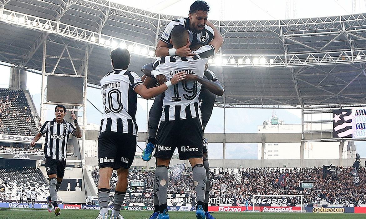 Botafogo conquista vitória sobre Corinthians com hat-trick de Arthur Cabral