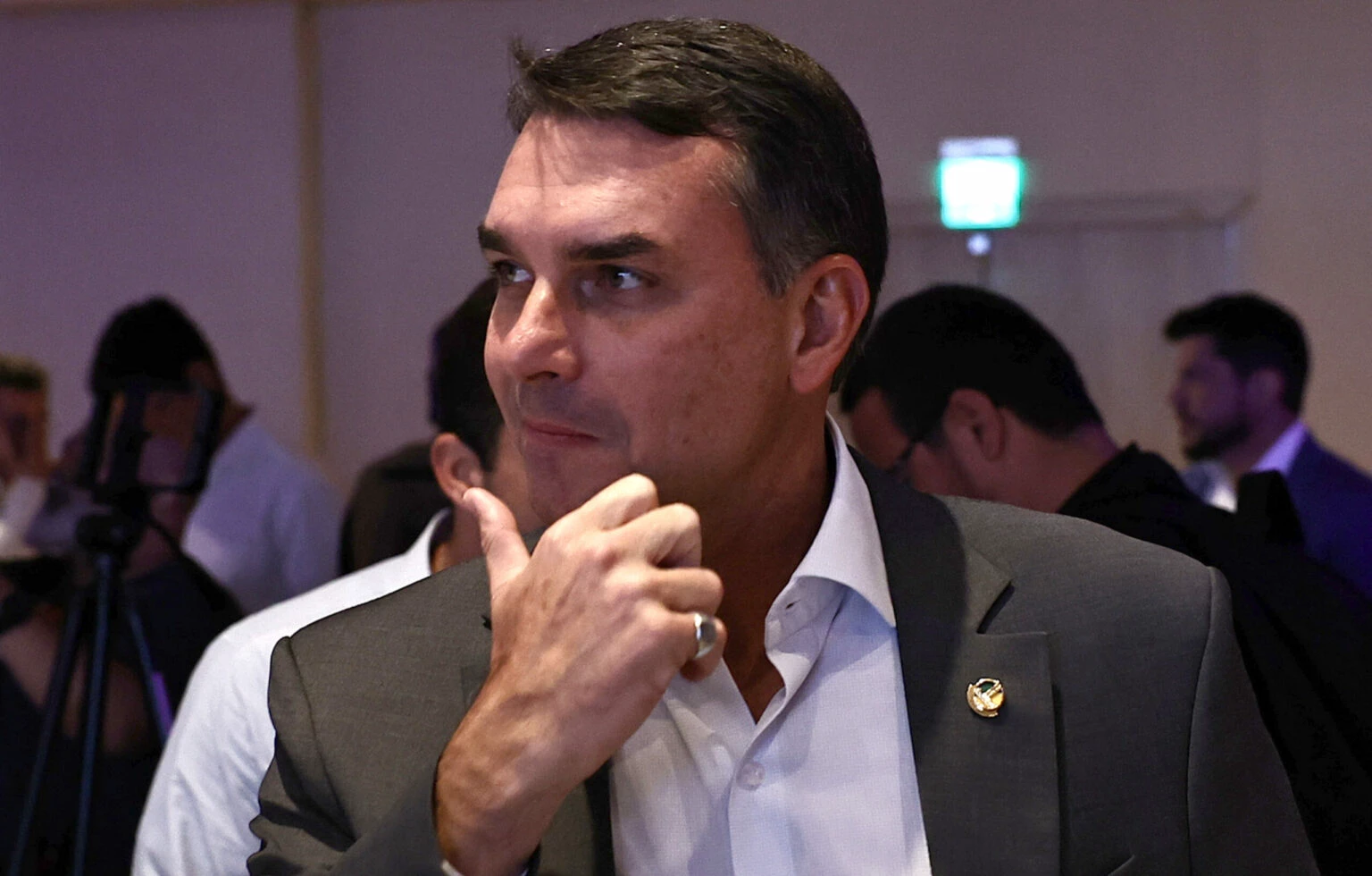 Flávio Bolsonaro critica Lula por aconselhar dono do Banco Master em meio a negociações