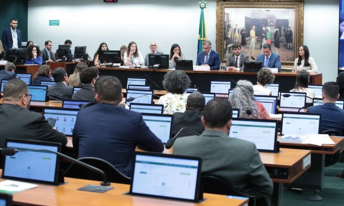 CCJ da Câmara adia análise de proposta que visa reduzir a maioridade penal no Brasil