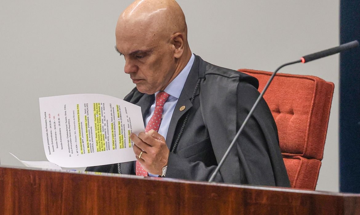 Ministro Moraes exige ação do governo para extradição de Carla Zambelli
