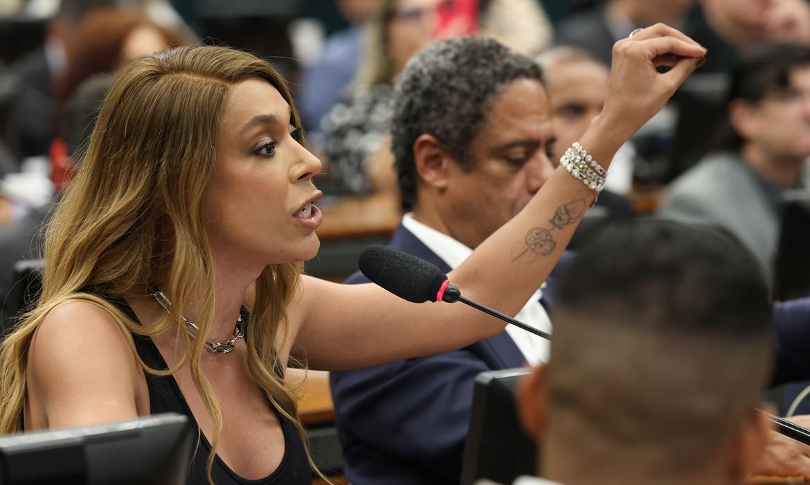 Erika Hilton se opõe a emendas na PEC da jornada 6x1 e defende trabalhador