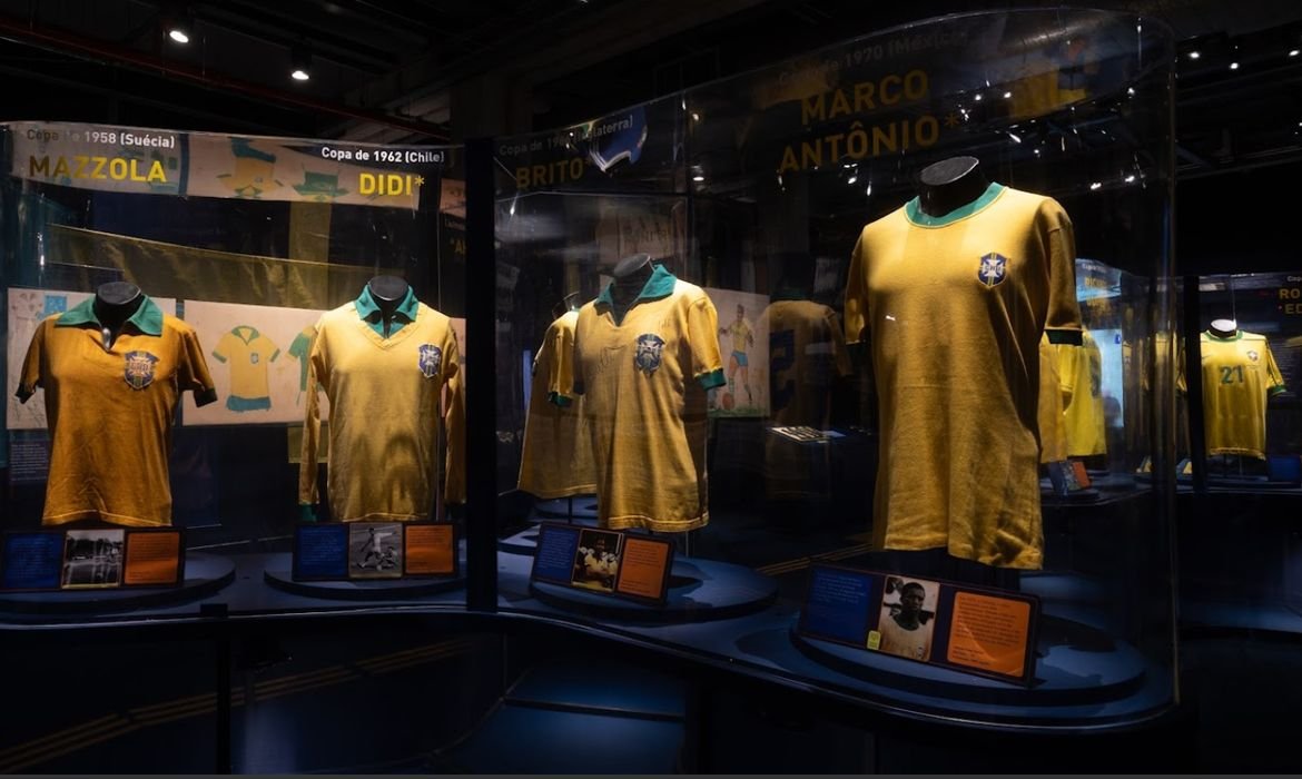 Exposição no Museu do Futebol revela a trajetória da icônica camisa canarinho