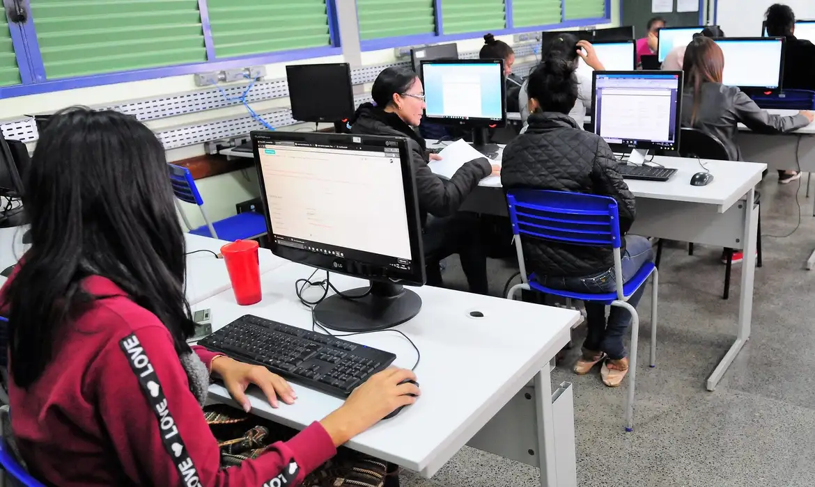 Brasil atinge marca de 100 mil escolas públicas com internet gratuita e de qualidade