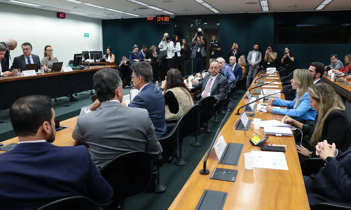 Pedido de vista adia votação da PEC que extingue a jornada 6X1