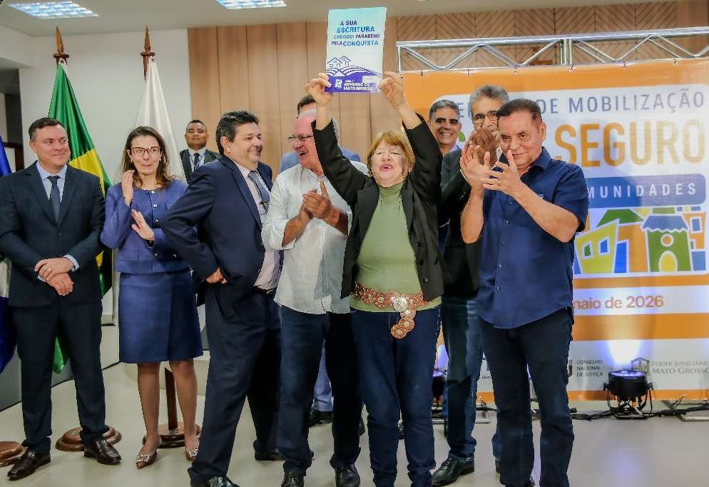 Eduardo Botelho entrega 262 títulos DE regularização fundiária em Chapada dos Guimarães