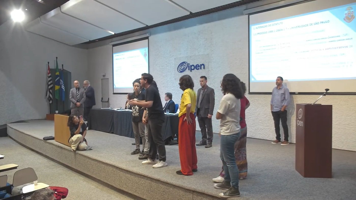 Estudantes em greve interrompem reunião do Conselho Universitário da USP