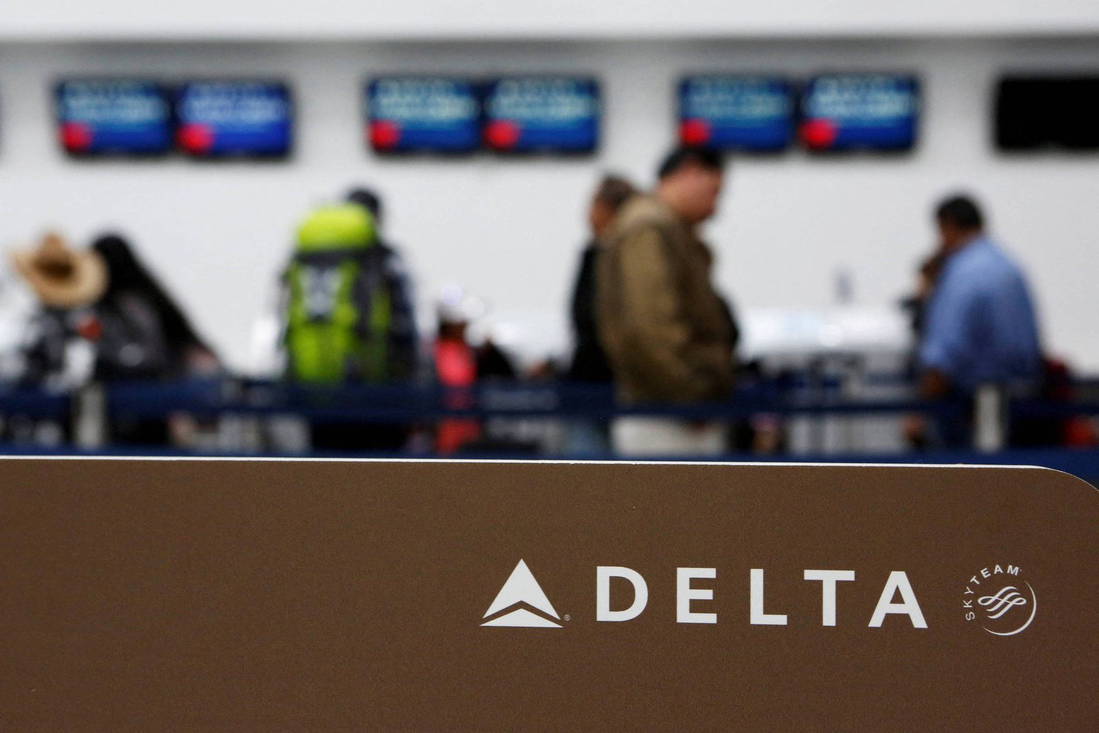 Delta se destaca na crise do setor aéreo com estratégia sólida e foco em clientes