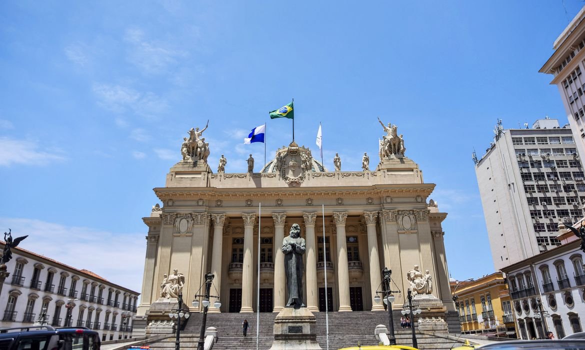 Rio de Janeiro aprova projeto de banheiros neutros para pessoas trans