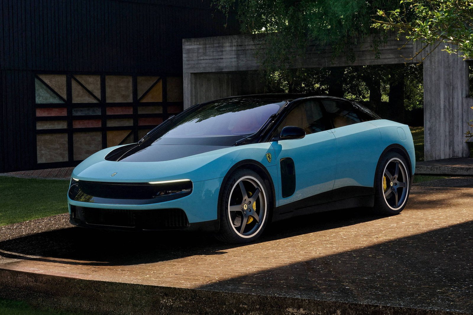 Ferrari lança seu primeiro carro elétrico em meio a desafios no mercado de luxo