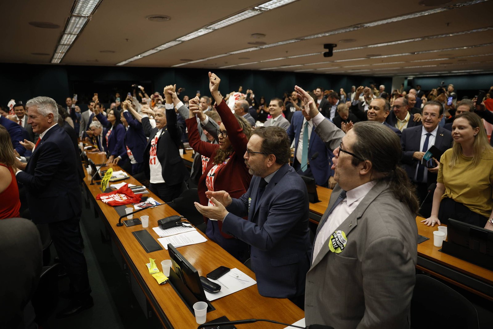 Comissão especial aprova fim da escala 6x1 e redução da jornada de trabalho