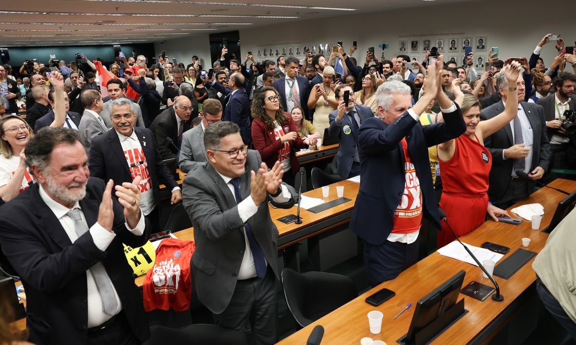 Câmara dos Deputados aprova PEC que extingue a escala 6X1 e reduz jornada de trabalho
