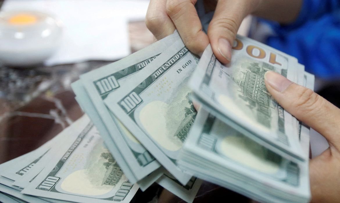 Dólar atinge R$ 5,06 e bolsa enfrenta queda com Ipca-15 e desvalorização do petróleo