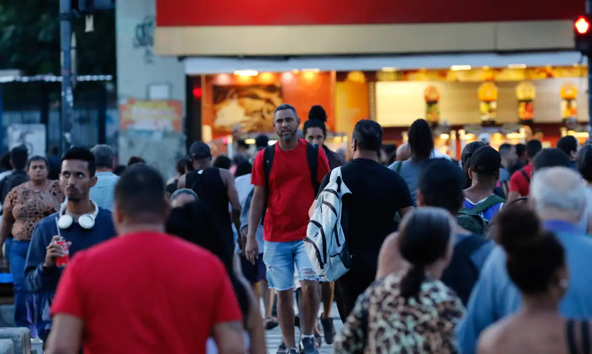 Taxa de desemprego atinge 5,8% no trimestre encerrado em abril, aponta IBGE