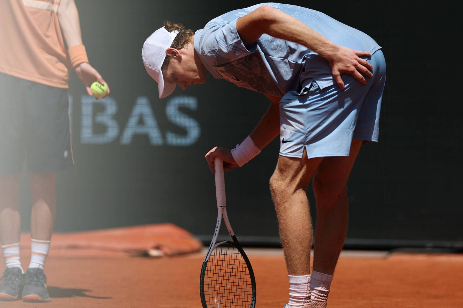 Jannik Sinner é eliminado em Roland Garros após sentir mal-estar em partida intensa