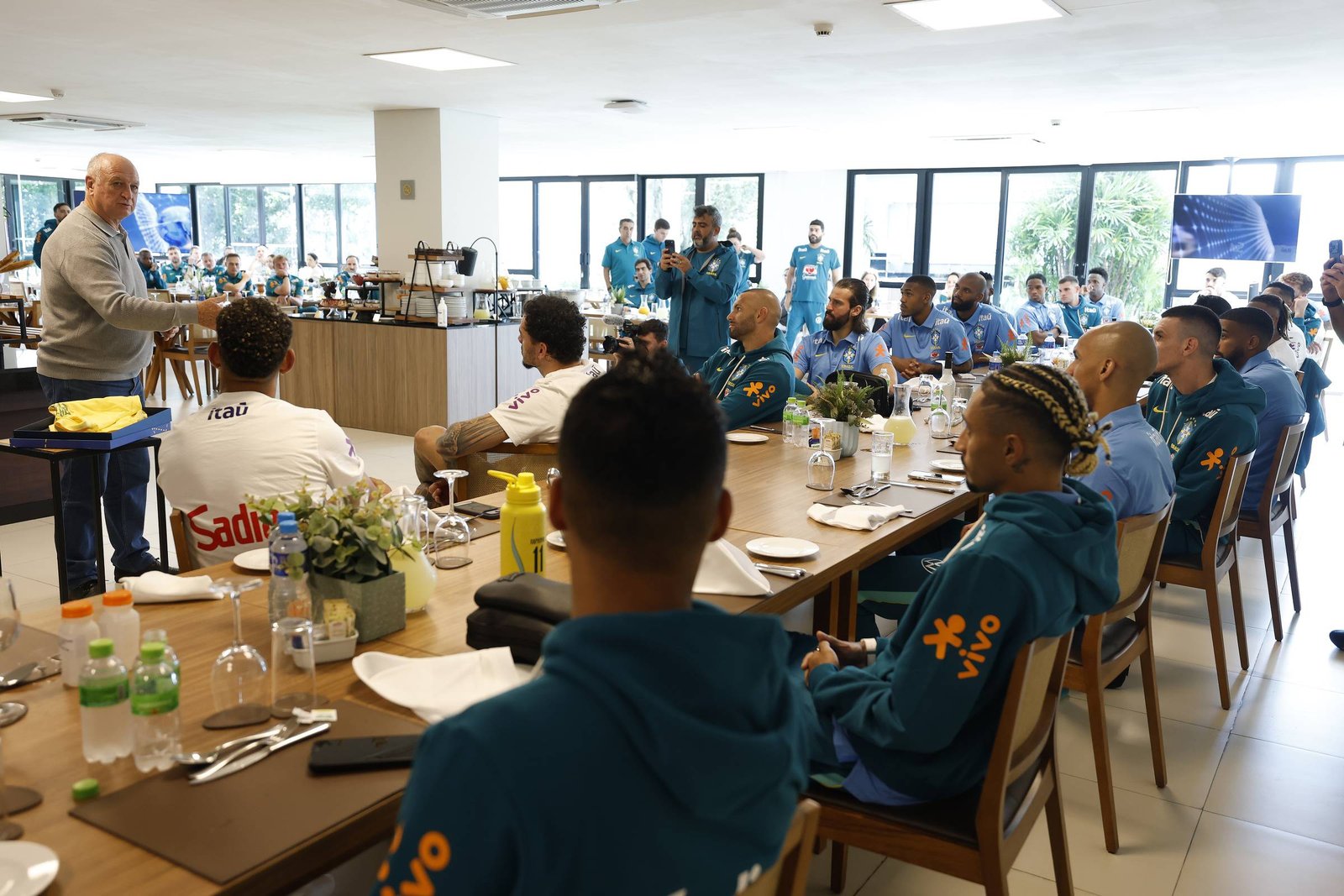 Felipão ministra palestra motivacional para jogadores da seleção na Granja Comary