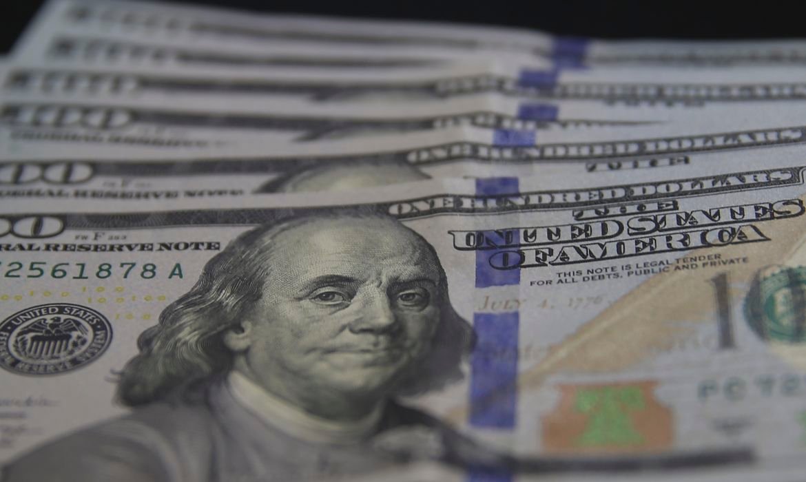 Dólar recua para R$ 5,03 com alívio nas tensões geopolíticas e foco nos EUA