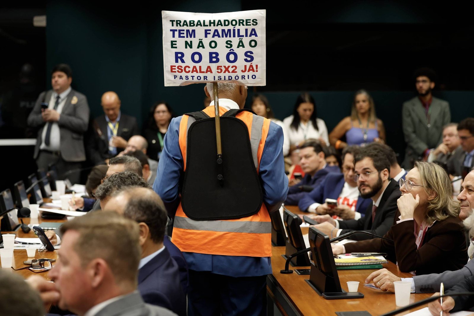 Proposta de dois dias de folga na semana é rara até em países com jornadas menores, aponta estudo