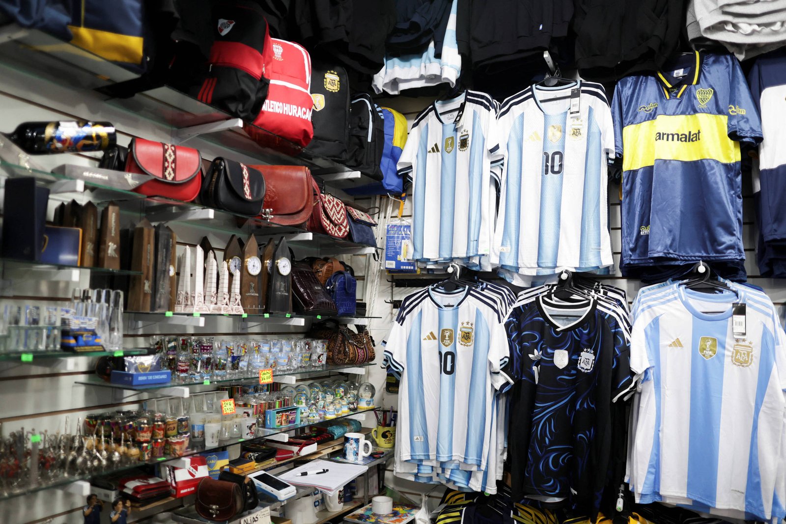 Copa do Mundo estimula comércio de camisas falsificadas na Argentina
