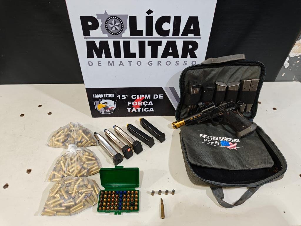 Foragido atira em policiais durante ação e deixa maconha e arsenal para trás
