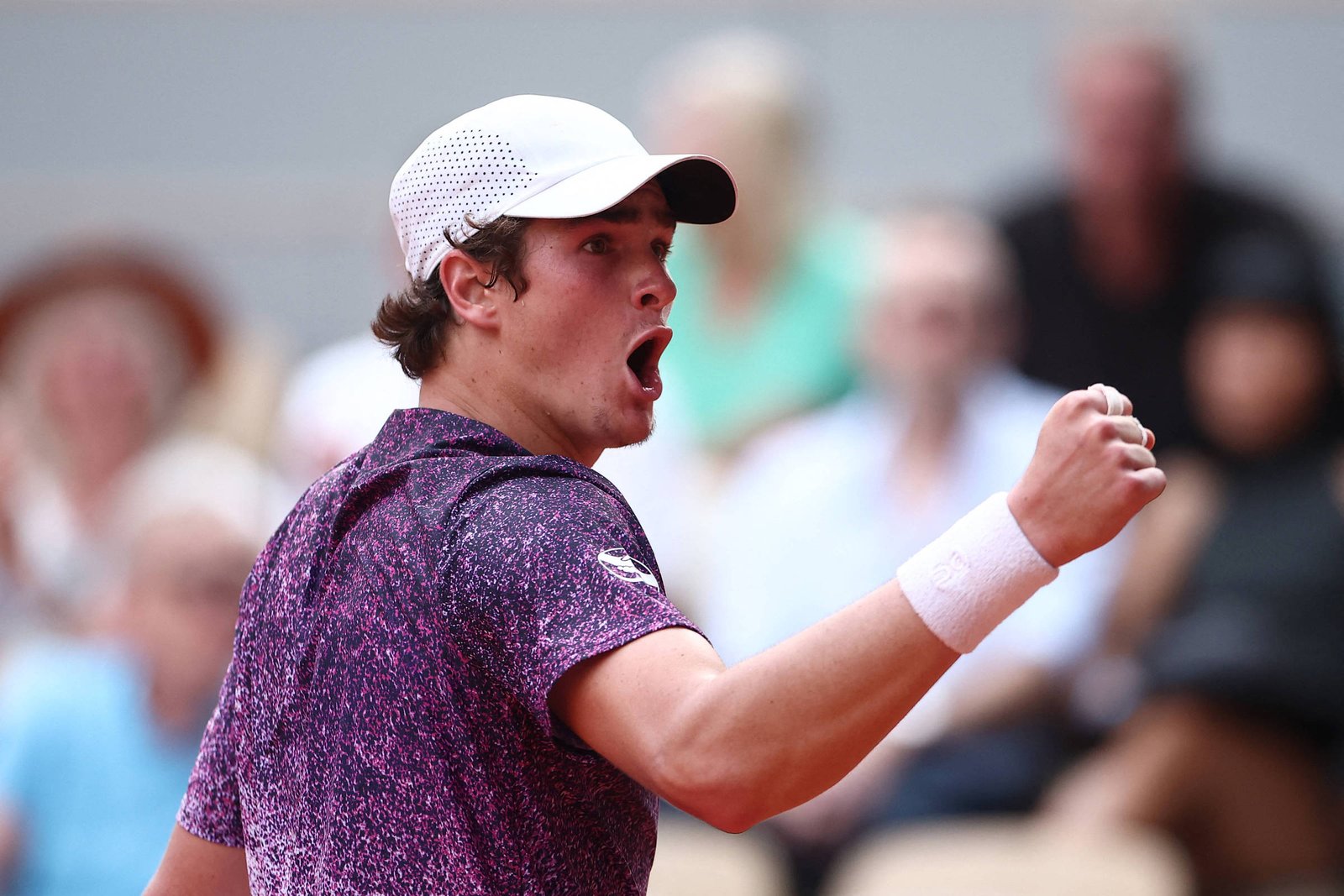 João Fonseca supera Djokovic em duelo épico e marca maior vitória da carreira em Roland Garros