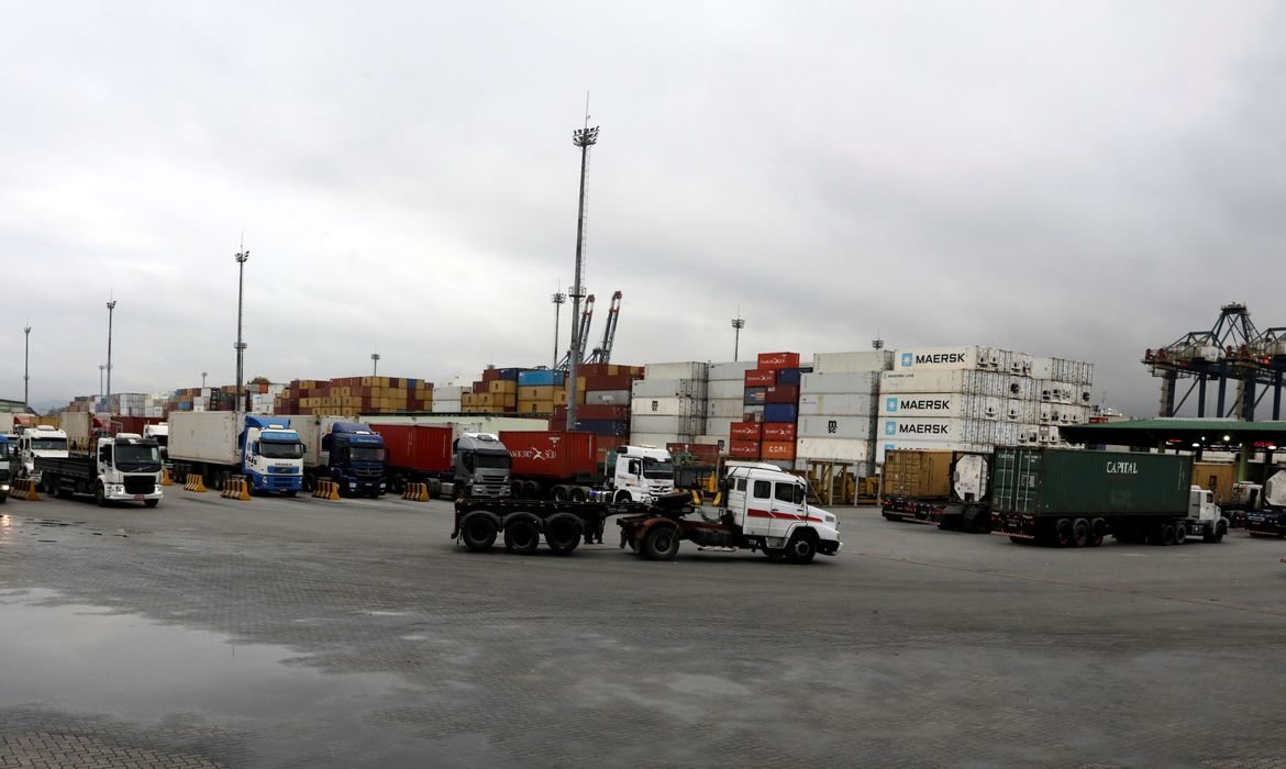 Brasil deve retomar posição de 10ª maior economia do mundo, aponta FMI