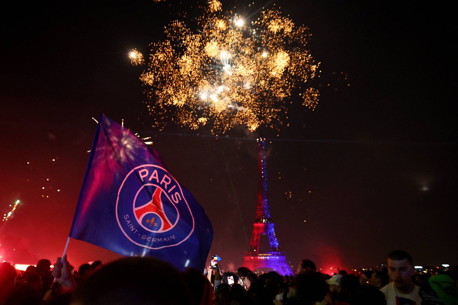 Paris celebra segundo título do PSG na Champions com milhares nas ruas